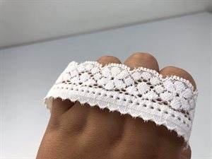 Blondekant - elastisk og blød i offwhite, ca 3 cm